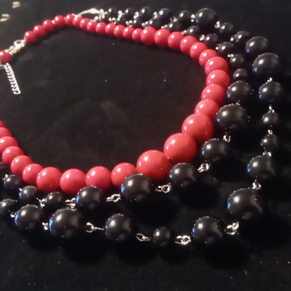 Black & red graduated resin beaded necklaces 2 layered as 3 stran 18 -20 & 22 in